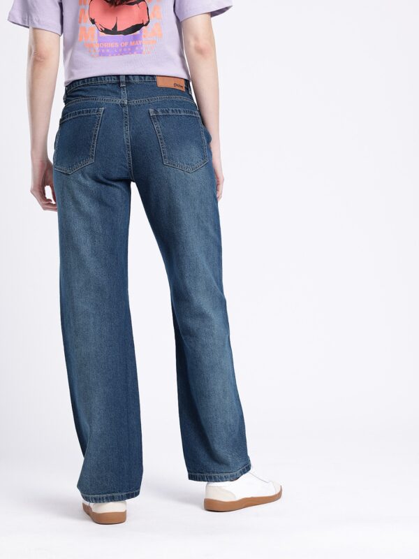 Women Urban Classic Straight Fit Jeans - Image 2
